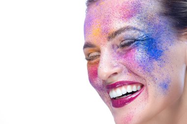 Güzellik fikirleri. Beyaz Yüzlü Mutlu Kafkas Kızı 'nın Güzel Kapanış Portresi. Yüzü Boydan boya Renkli Sanatsal Makyajlı.