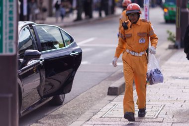 Kyoto, Japonya - 7 Kasım 2019 Kyoto, Japonya 'da Plastik Torbalı Sokak Muhafızları, 7 Kasım 2019