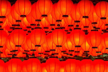 Japon Kültür Mirası. Geleneksel Japon kırmızı fenerlerinin büyük çeşitliliği kapalı mekanlarda sergilendi. Yatay Resim Yönlendirmesi