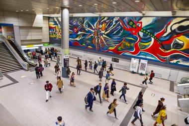 Tokyo, Japonya - 12 Kasım 2019, Tokyo Shibuya Metroda Seyahat Eden İnsanlar veya Tokyo City, Japonya 'da Metro Hatları 12 Kasım 2019