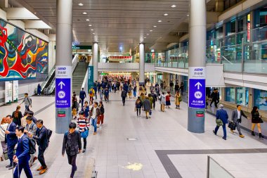 Tokyo, Japonya - 12 Kasım 2019, Tokyo Shibuya Metroda Seyahat Eden İnsanlar veya Tokyo City, Japonya 'da Metro Hatları 12 Kasım 2019