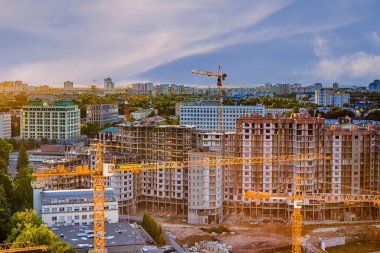 Mimari Fikirler ve Konseptler. Yeni Kitle İnşaat Alanı 'nın Üst Manzarası. Bulutlu Gökyüzüne Karşı Yapılar ve Vinçler. Yatay Resim Yönlendirmesi