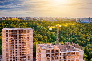 Bulutlu Gökyüzüne Karşı Yapılar ve Vinçlerle Yeni Toplu İnşaat Alanı. Yatay Resim