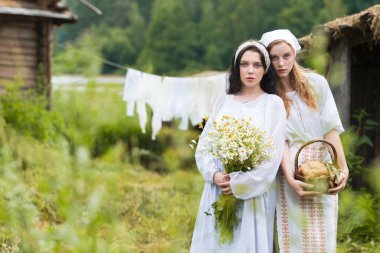 Camomile Çiçekleri ve Sepet Ekmeğiyle Kırsal Çevre 'de Birlikte Poz Veren İki Güzel Beyaz Kız Portresi. Yatay Resim