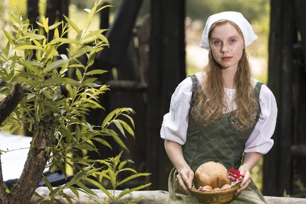 Kafkasya 'nın sakin zencefilli kadın pozu. Village Outdoor' da ev yapımı ekmek sepeti. Yatay Resim