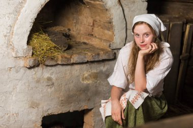 Eski Köy Evi 'nde, Kırsal Tarzlı Elbise Pozisyonunda Kızıl Saçlı Sükunet Kafkasyalı Kızın Yakın Çekim Portresi. Yatay Resim Kompozisyonu