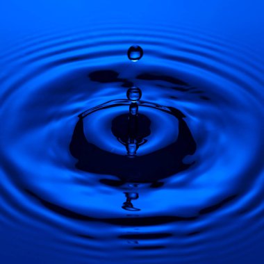 Temiz Su Damlası 'nın Kök ve Dalgalanma ile Havuza Damlayan Soyut Resmi. Kare Resim