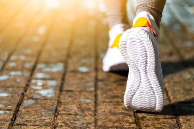 Koşu ve Koşu Konsepti. Açık havada Koşu Egzersizi sırasında Aktif Kadın Koşucu Ayakları 'nın yakın çekimi. Yatay Resim