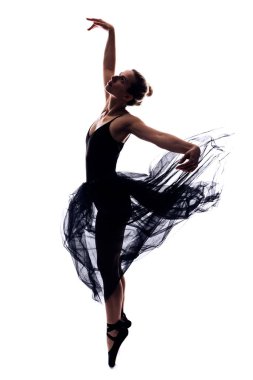 Profesyonel Kadın Bale Dansçısı ve Uçan Siyah Elbise Pozisyonu Beyazlara Karşı Çeşitli Pozlarda Dans Ediyor. Dikey Resim