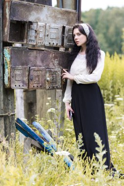 Kafkasyalı Esmer Kız 'ın Dışarıdaki Paslı Posta Kutularının Önünde Poz Veren Portresi. Dikey Resim Kompozisyonu