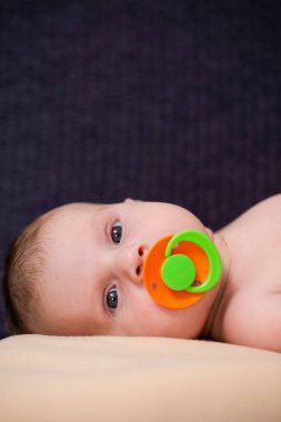 Soluk sarı battaniyeli, yeni doğmuş barışçıl bir bebeğin Macro çekimi. Dikey Resim Kompozisyonu