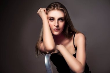 Esmer Arkaplana Karşı Stüdyoda Uzun Güzel Saç Pozu Veren Beyaz Sarışın Kızın Doğal Duygusal Portresi. Yatay Resim