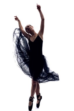 Profesyonel Kadın Bale Dansçısı ve Uçan Siyah Elbise Pozisyonu Beyazlara Karşı Çeşitli Pozlarda Dans Ediyor. Dikey Çekim