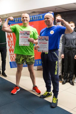 Minsk, Belarus - 1 Mayıs 2021: Dünyaca ünlü halterciler Sergey Zaslavskiy ve Vyachesklav Horoneko 1 Mayıs 2021 'de Minsk' te yapılan Halter Halter denemelerinden sonra ödül töreninde