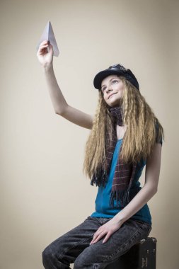 Seyahat kavramları. Bej 'e Karşı Bavul' da otururken elinde Kılavuz Gözlüklü Neşeli Kafkas Kız Portresi. 