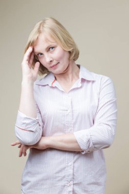 Çekici ve Güzel Beyaz Kadın 'ın Bej Arkaplana Karşı Portresi. Dikey Görüntü