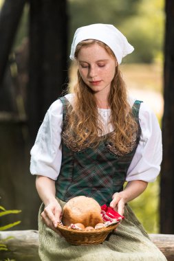 Kafkasya zencefilli, ev yapımı ekmek sepetli kadın pozu. Dikey Resim Kompozisyonu