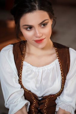 Kafkasyalı Esmer Kadın Kasaba Çevresinde Retro Elbise Giydirme Portresi. Dikey Resim