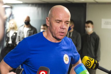 Minsk, Belarus - 1 Mayıs 2021: Dünyaca ünlü halterci Vyacheslav Horoneko 1 Mayıs 2021 'de Minsk' te yapılan röportaj sırasında