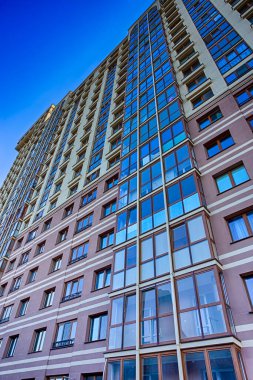 Mimarlık Konseptleri. Mavi Sky.Dikey Resme Karşı Sivil İnşaat Alanı