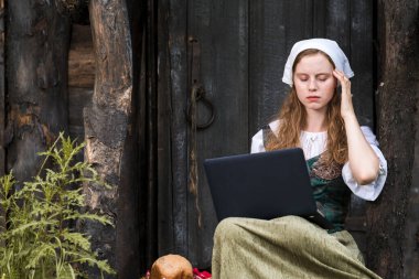 Uzak Çalışma Konseptleri. Açık havada dizüstü bilgisayarla çalışan Düşünen Kızıl Kafkas Kız 'ın portresi. Yatay Resim