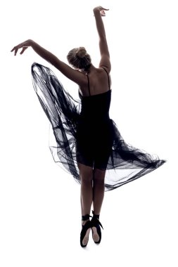 Kadın Bale Dansçısı, Beden Eğitimi ve Açık Uçan Elbise Pozisyonunda Beyaz Arkaplan Karşısında Dans Ediyor. Dikey Çekim