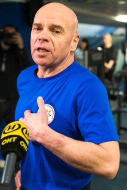 Minsk, Belarus - 1 Mayıs 2021: Dünyaca ünlü halterci Vyacheslav Horoneko 1 Mayıs 2021 'de Minsk' te yapılan röportaj sırasında