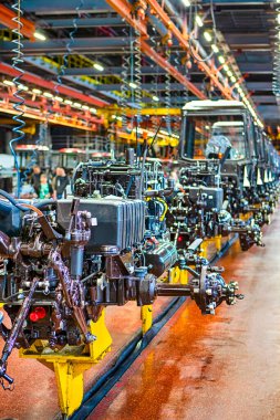 Ağır Sanayi Fikirleri. Modern traktörler makine montaj hattı ve yanında üretim tesisleri. Dikey Resim Kompozisyonu