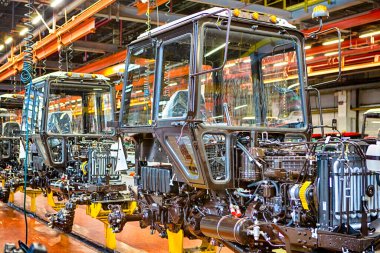 Heavy Industry Concepts. Modern traktörler makine montaj hattı ve yanında üretim tesisleri. Yatay Resim Kompozisyonu