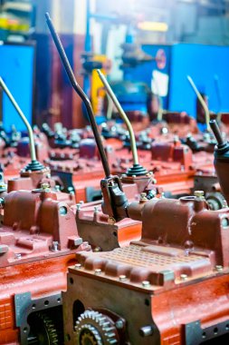 Yeni üretilen traktör şanzımanları üretim tesisinde birlikte bulundu. Dikey Resim Kompozisyonu