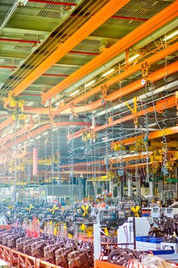 Ağır Sanayi Fikirleri. Modern Traktörler Makine Toplama Hattı İmalat Altyapı Tesisleri ile yan yana. Dikey resim