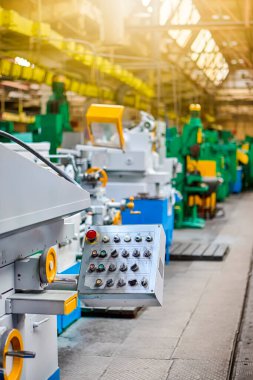 Üretim Kavramları. Makine montaj atölyesinin ana kontrol ünitesi Modern Endüstriyel Atılgan 'ın içinde. Dikey Resim Kompozisyonu