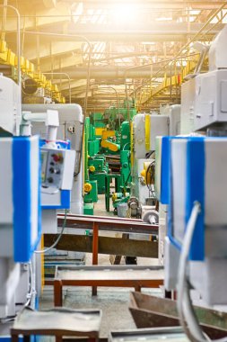 Üretim Kavramları. Modern Endüstriyel Atılgan 'ın içindeki Makine Toplama Çalışma Dükkanı. Dikey Bileşim