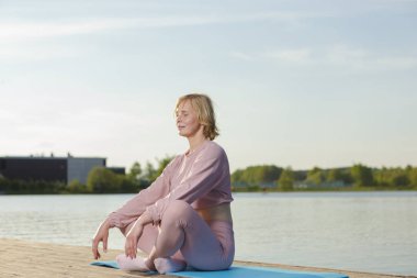 Ağaç sahnesinde kapalı gözlerle yoga yaparken olgun bir Kafkas Kadını 'nı canlandırmak. Yatay Resim Kompozisyonu