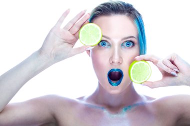 Pürüzsüz Dişli Parantez Giyen Kafkasyalı Kadın. Yeşil kireç elindeyken beyaza karşı poz vermek. Diş Bakımı Ürünlerinizi tanıtıyoruz. Yatay Resim