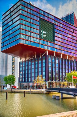 Hollanda 'daki Rotterdam' da geleneksel Hollanda mimarisi. Gündüz çekilmiş bir resim. Dikey Resim