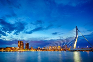 Limanın önündeki Rotterdam 'da ünlü Erasmusbrug' un (Kuğu Köprüsü) Huzurlu Gece Manzarası. Alacakaranlıkta Yap 'ı çek. Yatay Yönlendirme