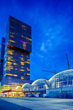 Hollanda seyahati. Rotterdam Limanı 'nın önündeki Mavi Saat Saati' nde. Dikey Resim bileşimi