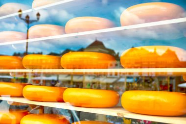 Hollanda 'daki Old City Delft' teki Showcase Raflarından birinde Geleneksel Hollanda Peynir Kafaları Yığını. Yatay Görüntü