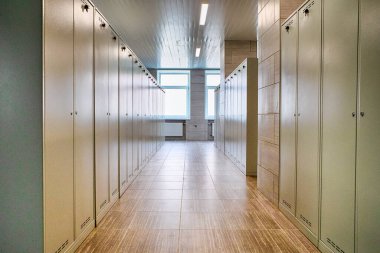 Mimarlık Konseptleri. Uzun Endüstriyel Döşeme Koridoru ve Metal Dolaplar. Yatay Resim