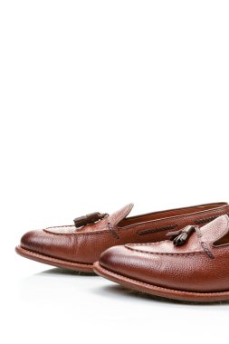 Ayakkabı fikirleri. Beyaz yüzeyde geleneksel Kahverengi Çakıl Tanesi Tassel Ayakkabı Çifti. Dikey Resim Yönlendirmesi