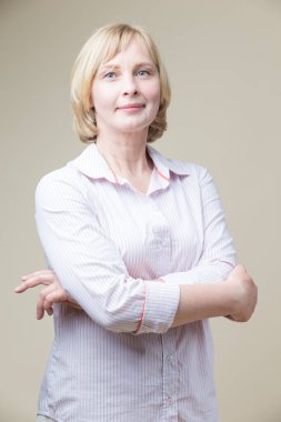 Olgun Kafkas Sarışın Kadın bej arka planda Kaldırılmış Elle Günlük Giysiler Giyiyor. Yatay Resim