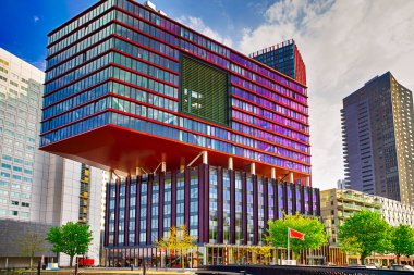 Hollanda 'daki Rotterdam' da geleneksel Hollanda mimarisi. Gündüz çekilmiş bir resim. Yatay Resim