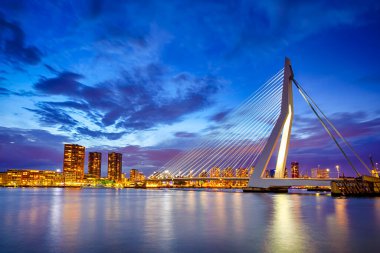 Limanın önündeki Rotterdam 'da ünlü Erasmusbrug' un (Kuğu Köprüsü) Huzurlu Gece Manzarası. Alacakaranlıkta Yap 'ı çek. Yatay Bileşim