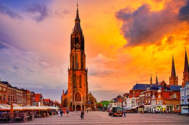 Hollanda 'nın Hollandalı Eski Şehir Delft kentindeki Markt Meydanı' ndaki Protestan Yeni Gotik Kilisesi (Nieuwe Kirche). Yatay Görüntü