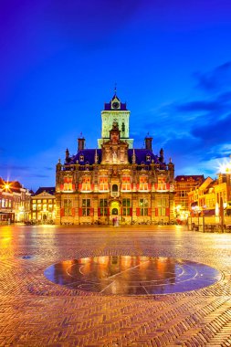 Hollanda, Hollanda 'da, Hollanda' da Blue Hour sırasında Hollanda 'daki Yerel Markt Meydanı' ndaki (Market Place) Benzersiz Stadhuis. Dikey Bileşim