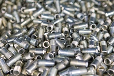 Yeni üretilen Paslanmaz Çelik Parlak Parlayan İnbotlar Bir Kutuya Yerleştirildi. Yatay Kompozisyon