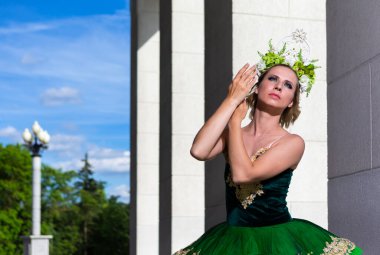 Dans eden fikirler. Yeşil Tutu Elbiseli Profesyonel Kafkas Bale Dansçısı Dans Etme Pozu Veriyor. Yatay Resim