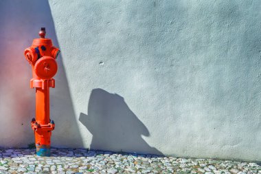 Portekiz 'deki sokaklardan birinde bulunan Duvara Karşı Eski Stil Kırmızı Ateş Penis Hidranı' nın yakın görüntüsü. Yatay Görüntü