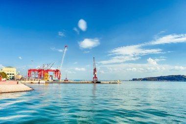 Portekiz 'in Lizbon şehrinde yükleme vinçleri olan liman. Yatay Bileşim